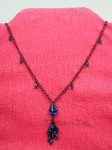 Černý náhrdelník s modrými kamínky