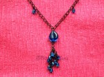 Černý náhrdelník s modrými kamínky