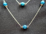 Dlouhý náhrdelník s modrými kuličkami