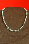 Modrobílý náhrdelník ze zlomků na lanku